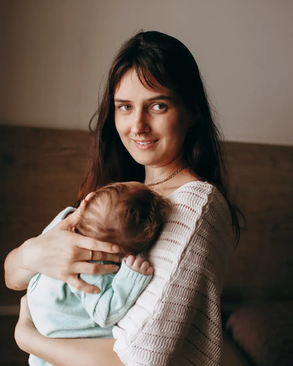 Мама с младенцем у окна
